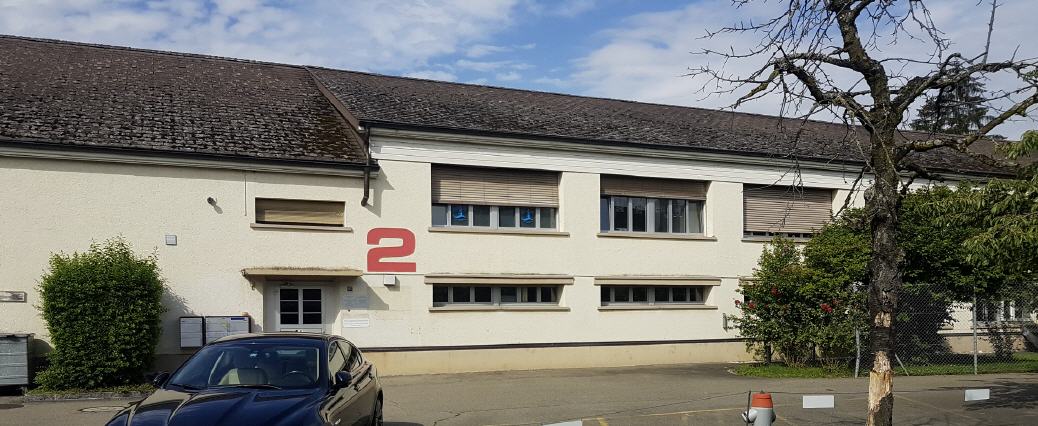 Hier ist der Eingang, Treppe rechts hoch ins 1.OG